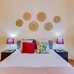 Al - Beachside Hideaway Apartment